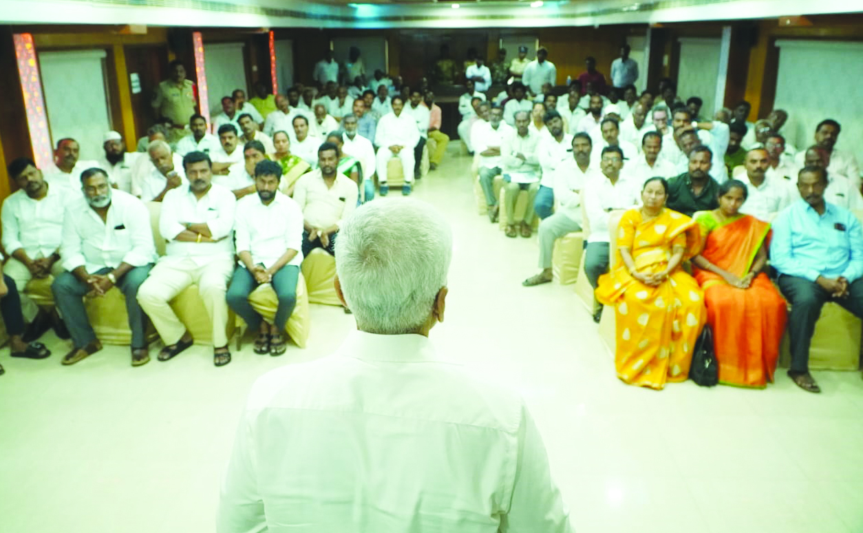 అందరూ సమిష్టిగా పనిచేయాలి: విజయ సాయిరెడ్డి