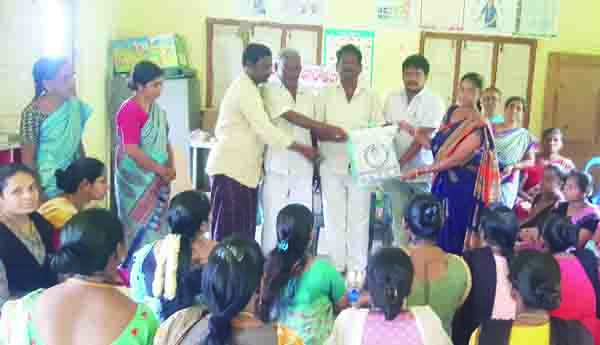 వైఎస్‌ఆర్‌ పోషణ కిట్లు పంపిణి