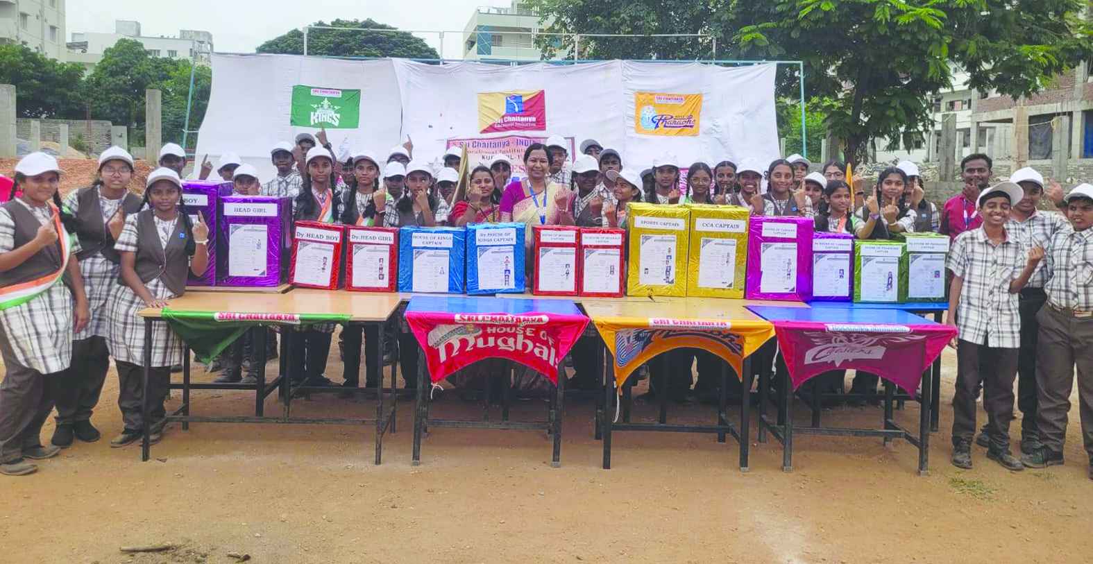 జనరల్‌ ఎలక్షన్‌ కార్యక్రమంలో పాల్గొన్న ప్రిన్సిపల్‌ మంజుల, విద్యార్థులు