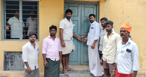 తాళం వేస్తున్న రైతులు