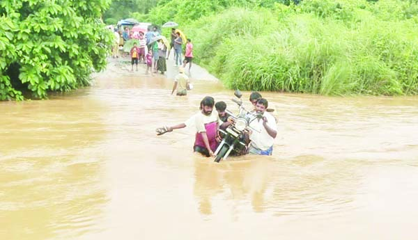 ఉధృతంగా ప్రవహిస్తున్న రాళ్లగెడ్డ
