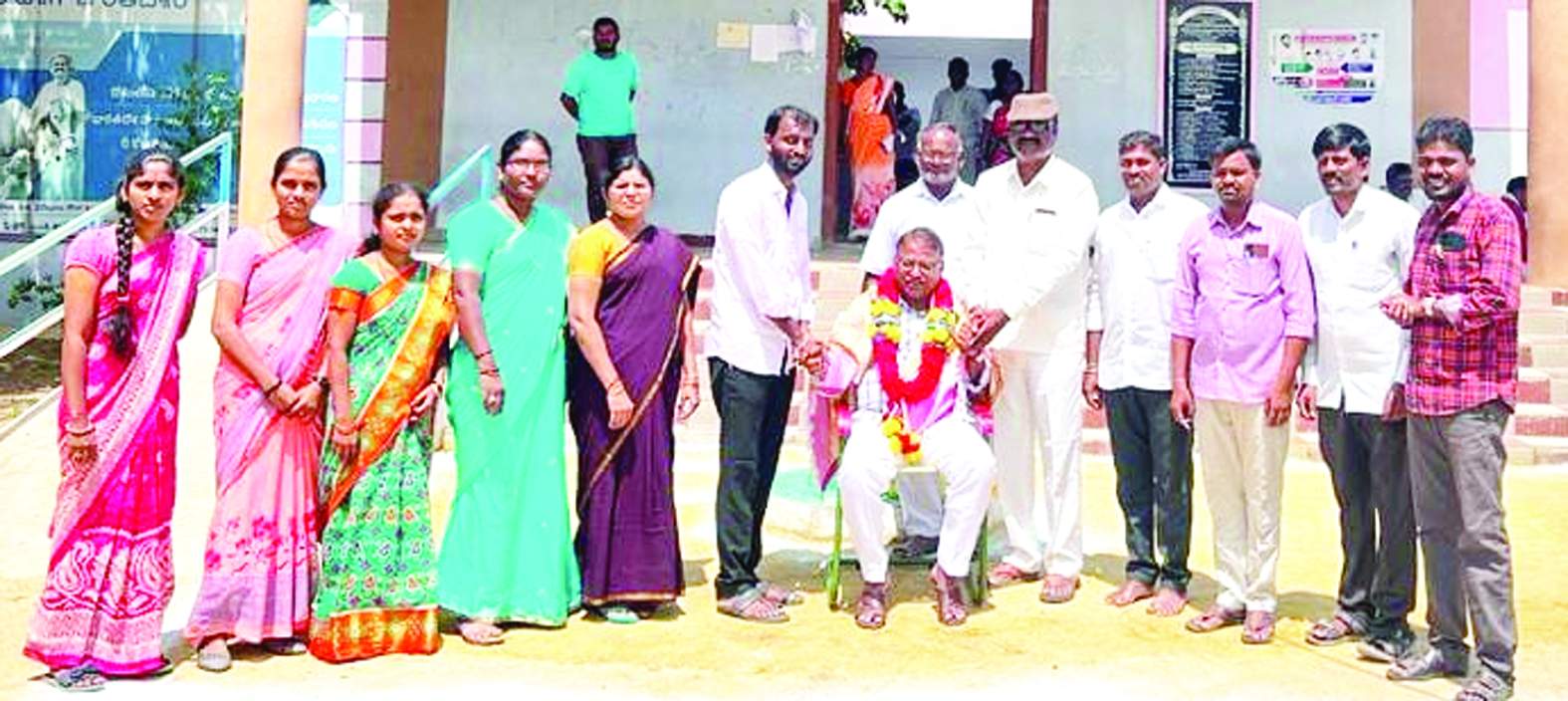 తహశీల్దార్‌ను సన్మానిస్తున్న ప్రతిభ స్కూల్‌ యాజమాన్యం