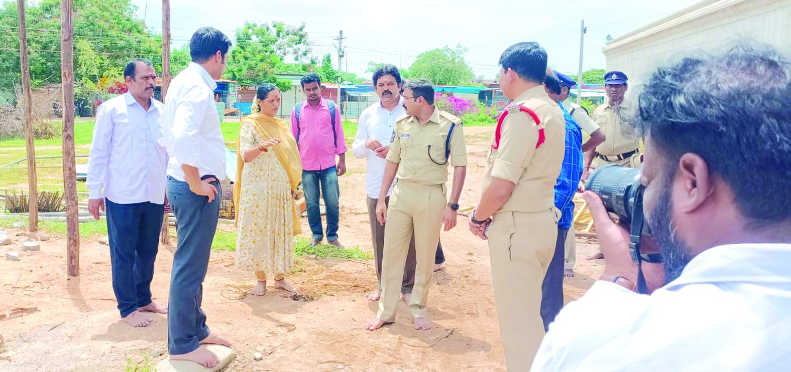 ఏర్పాట్లను పరిశీలిస్తున్న ఎస్పీ, సబ్‌ కలెక్టర్‌