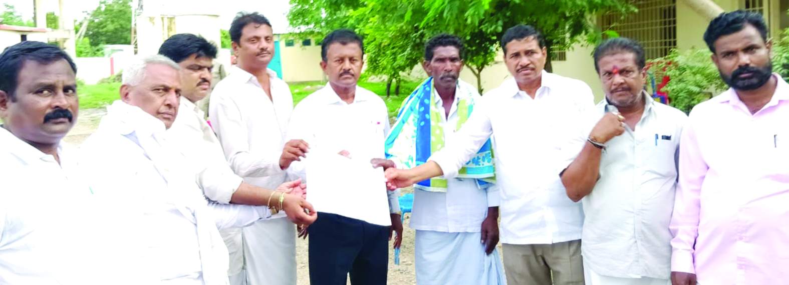 ధ్రువీకరణ పత్రం అందుకుంటున్న పెద్ద నరసప్ప