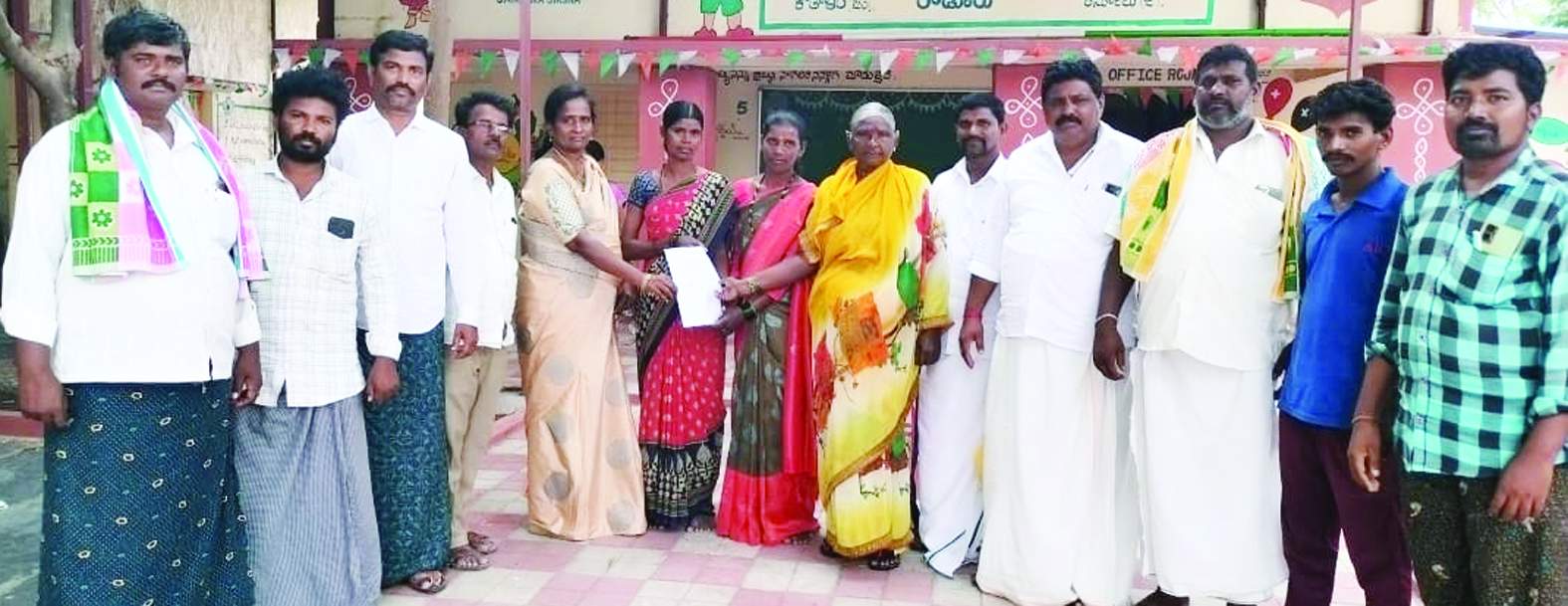 ధ్రువపత్రం అందజేస్తున్న అధికారులు