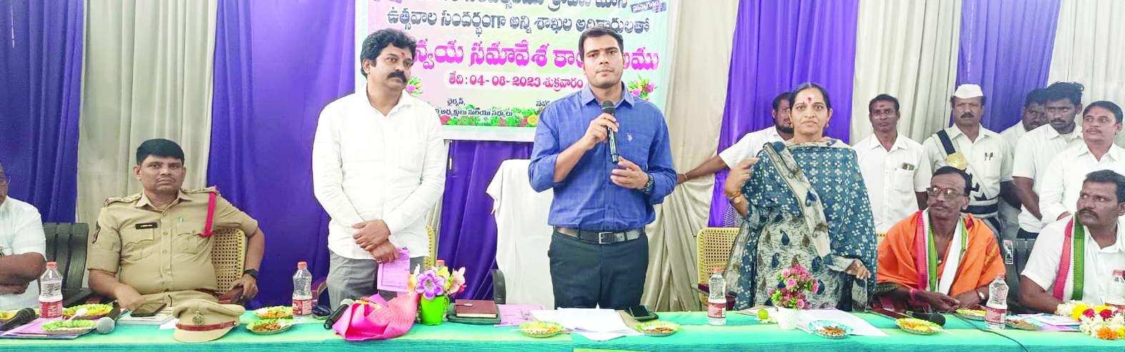 సమన్వయ కమిటీ సమావేశంలో మాట్లాడుతున్న సబ్‌ కలెక్టర్‌ అభిషేక్‌ కుమార్‌
