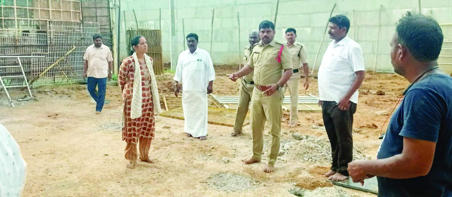 ఉరుకుందలో ఏర్పాట్లను పరిశీలిస్తున్న అధికారులు