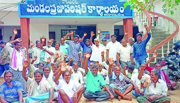 సమస్యలపై ముఠా కార్మికుల నిరసన