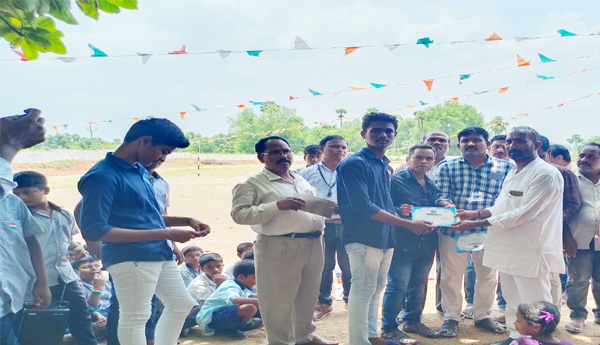 Cash-award-for-meritorious-students