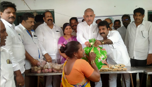 Distribution-of-necessities-to-flood-victims