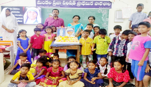 Mother-Teresas-birth-anniversary-celebrations-in-a-government-school