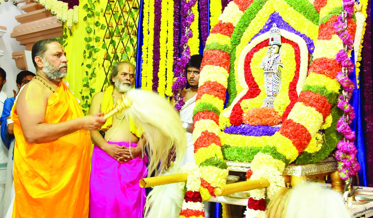 పూజలు నిర్వహిస్తున్న పీఠాధిపతులు