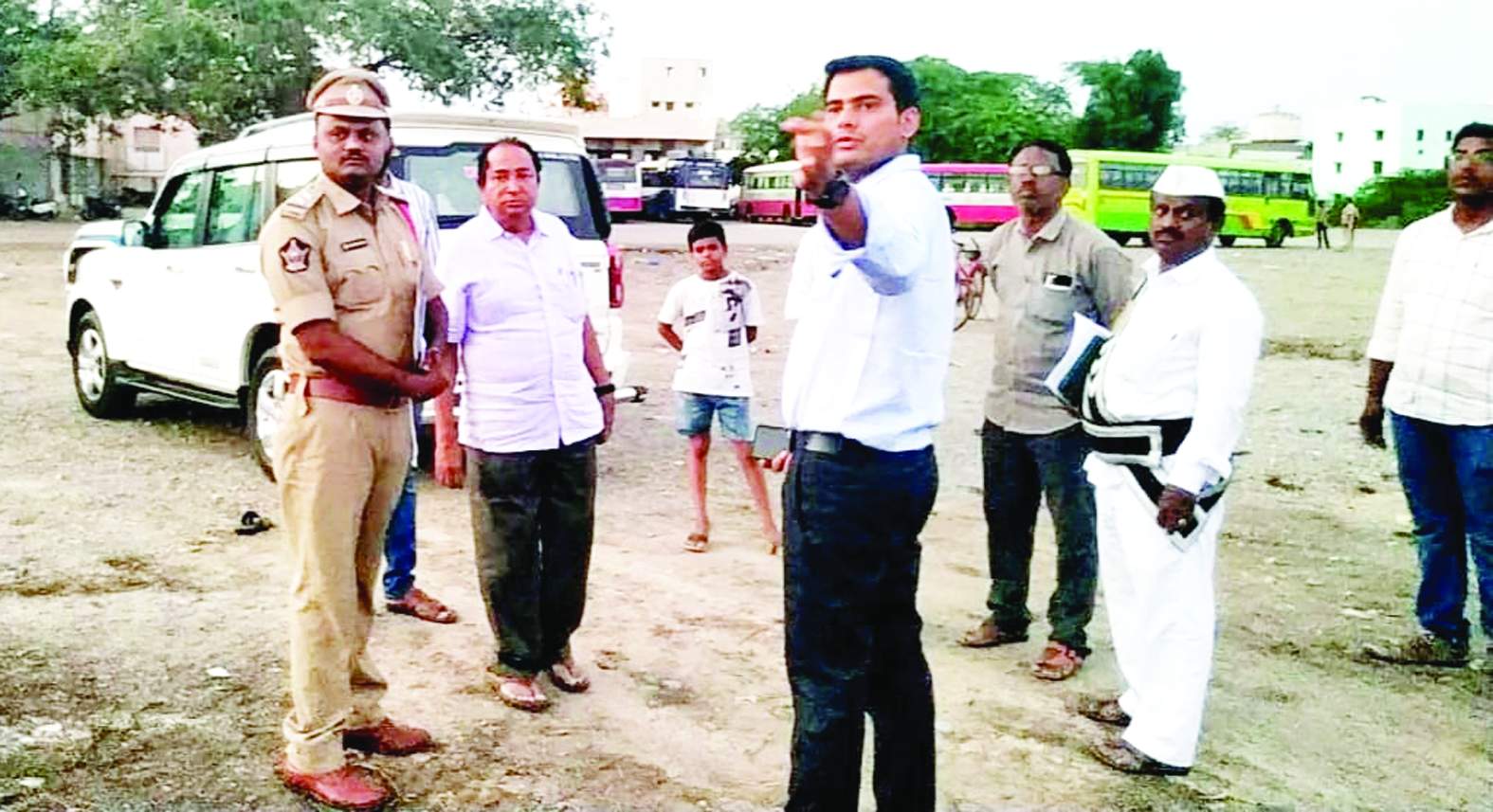 ఏర్పాట్లను పరిశీలిస్తున్న సబ్‌ కలెక్టర్‌