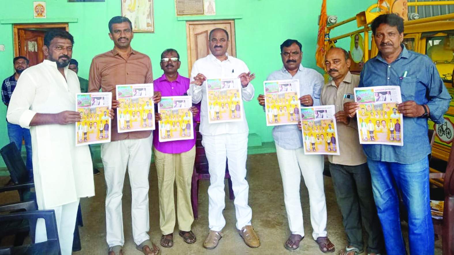 ప్రజాశక్తి ప్రత్యేక అనుబంధాన్ని ఆవిష్కరిస్తున్న తిక్కారెడ్డి