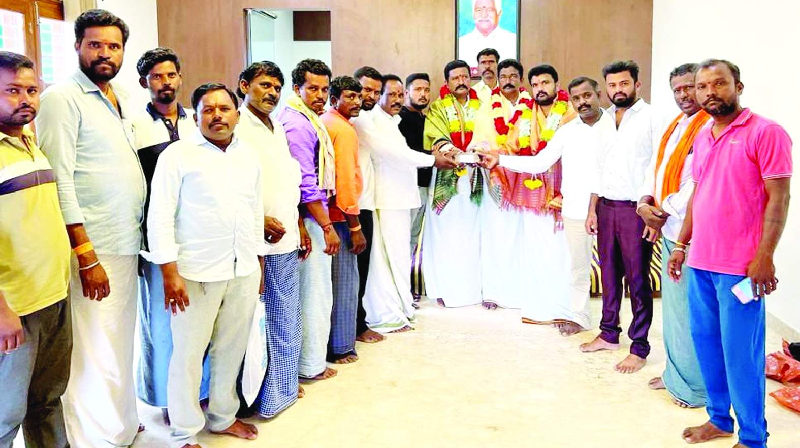 విరాళం అందజేస్తున్న నాయకులు