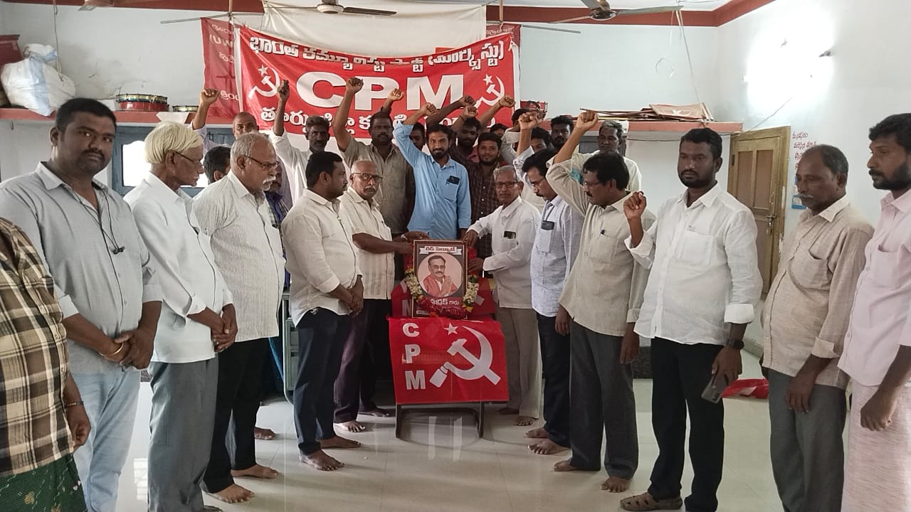 షడ్రక్‌ చిత్రపటానికి పూలమాల వేసి నివాళ్లలర్పిస్తున్న నాయకులు