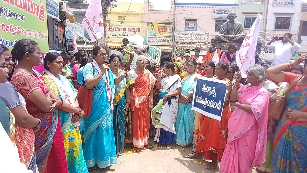 మాట్లాడుతున్న ఐద్వా రాష్ట్ర ప్రధాన కార్యదర్శి రమాదేవి