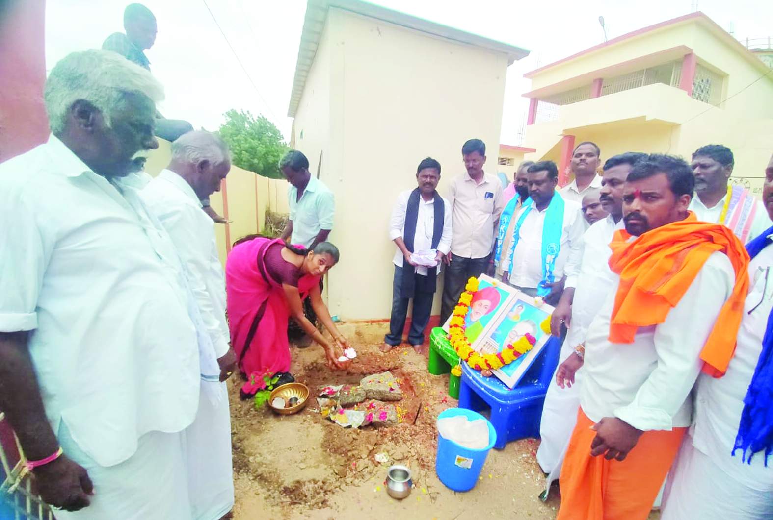 భూమి పూజ చేస్తున్న సర్పంచి పావని