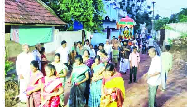 వైభవంగా తిరువీధి సేవ