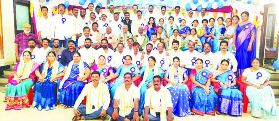 జూనియర్‌ కళాశాల్లో పూర్వ విద్యార్థుల సందడి