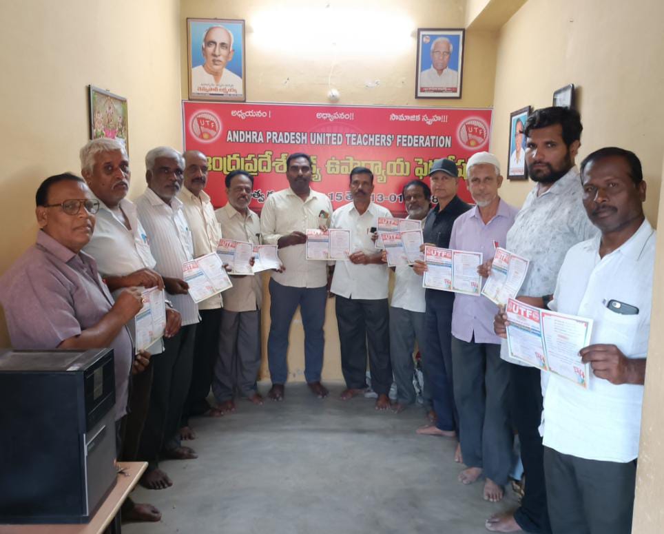ఆహ్వాన పత్రికను ఆవిష్కరిస్తున్న దృశ్యం 