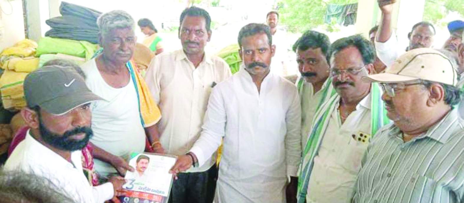 సమస్యలు తెలుసుకుంటున్న ప్రదీప్‌ రెడ్డి