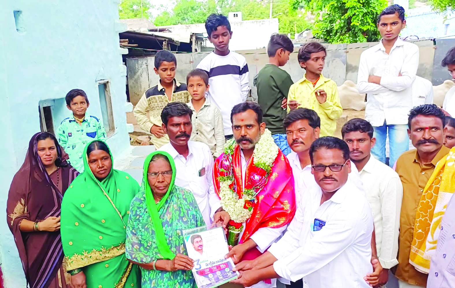 లబ్ధిదారులకు పత్రాలను అందజేస్తున్న ప్రదీప్‌ రెడ్డి