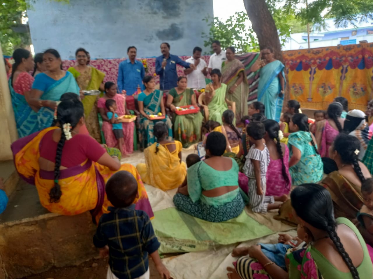  గర్భిణీ స్త్రీలకు సీమంతం నిర్వహిస్తున్న దృశ్యం