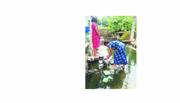 మురుగునీట్లో తాగునీటి కుళాయి