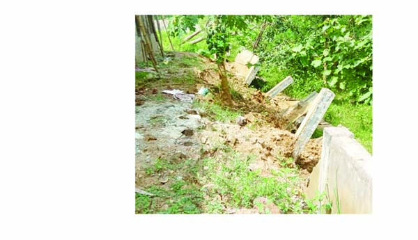 కూలిన పాఠశాల ప్రహరీ