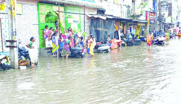 భారీ వర్షంతో జలమయం