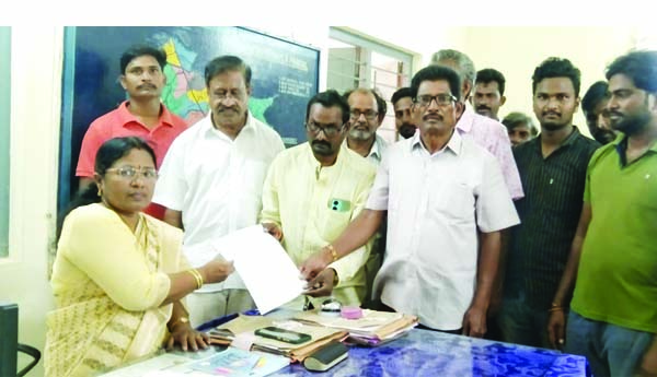 రోడ్డు నిర్మాణం చేపట్టాలి