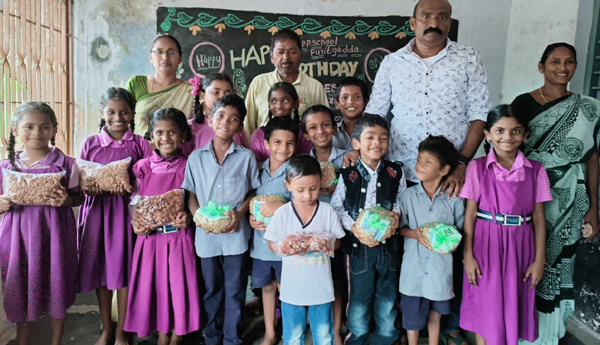 Dry-fruits-are-given-to-the-students