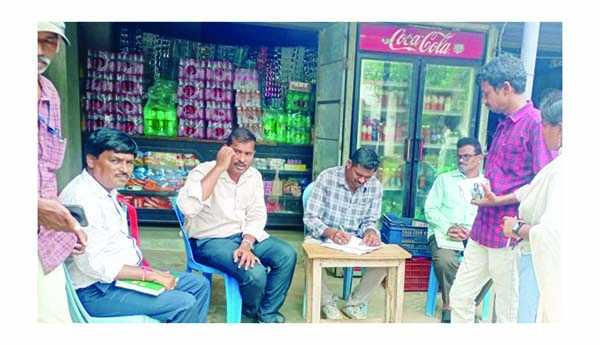 రికార్డులు తనిఖీ చేస్తున్న విజిలెన్స్‌ అధికారులు