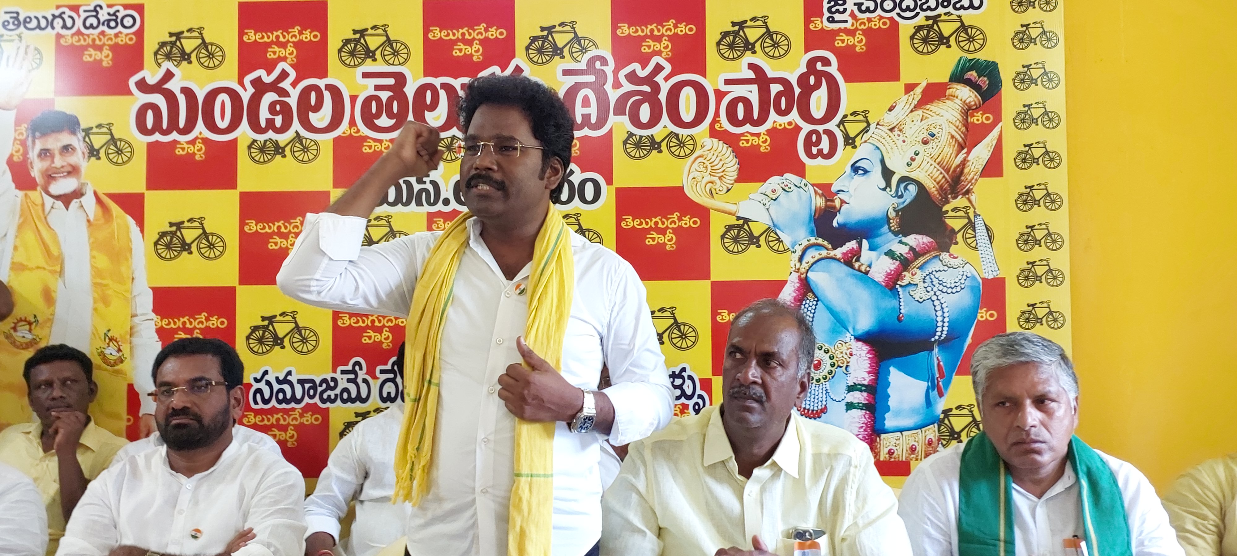 మాట్లాడుతున్న జీడీ నెల్లూరు నియోజకవర్గ ఇన్‌ఛార్జ్‌ డాక్టర్‌ థామస్‌ 