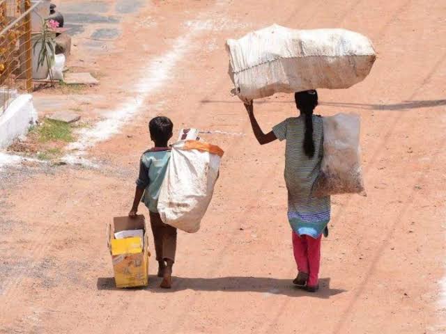 చెత్త ఏరుకుంటున్న చిన్నారులు