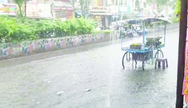 భారీ వర్షానికి జలమయమైన ప్రధాన రహదారి