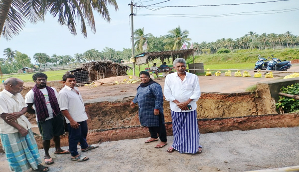 Collapsed-bridge-Stopped-traffic-to-villages
