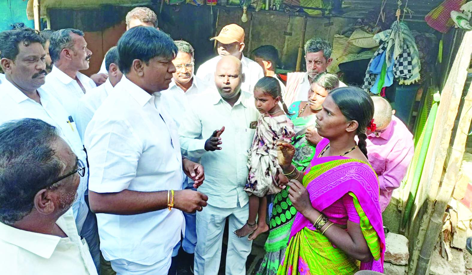 బాలికను పరామర్శిస్తున్న బీవీ