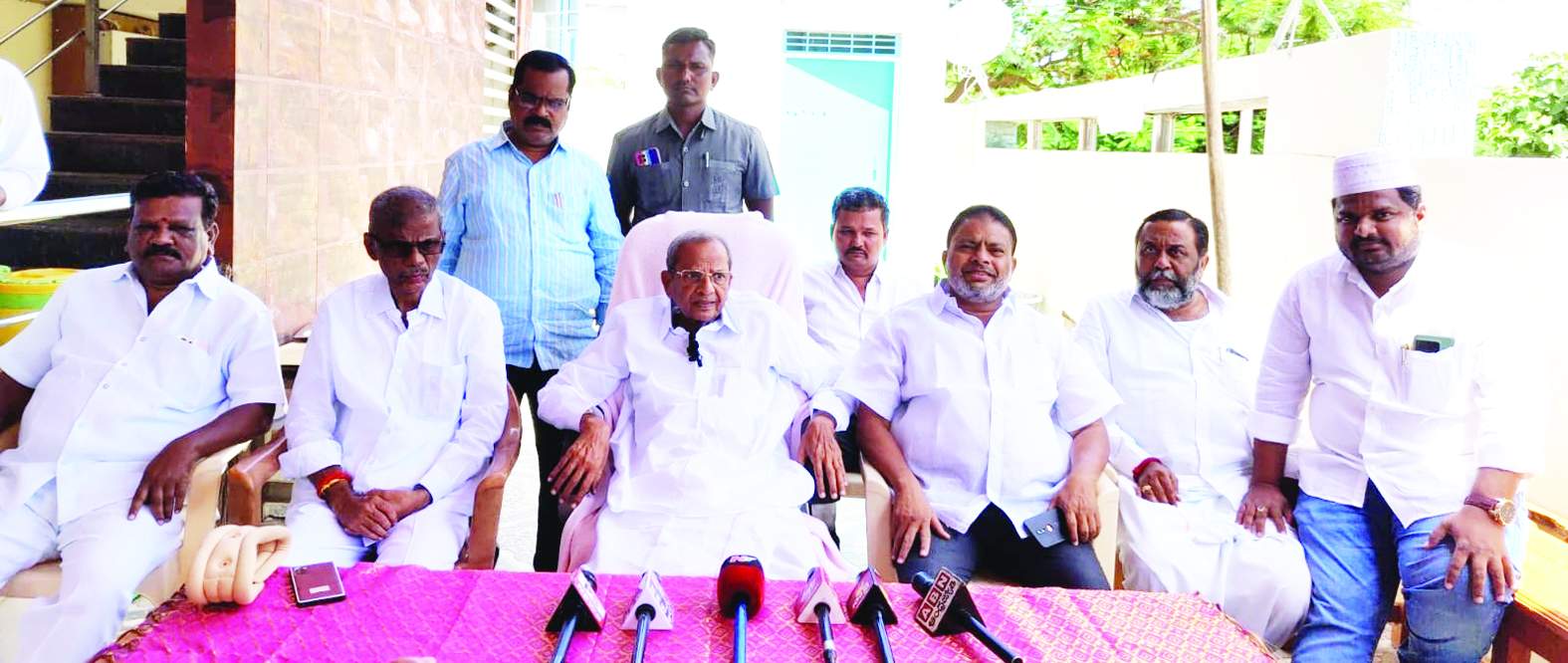 విలేకరుల సమావేశంలో మాట్లాడుతున్న ఎమ్మెల్యే ఎర్రకోట చెన్నకేశవరెడ్డి