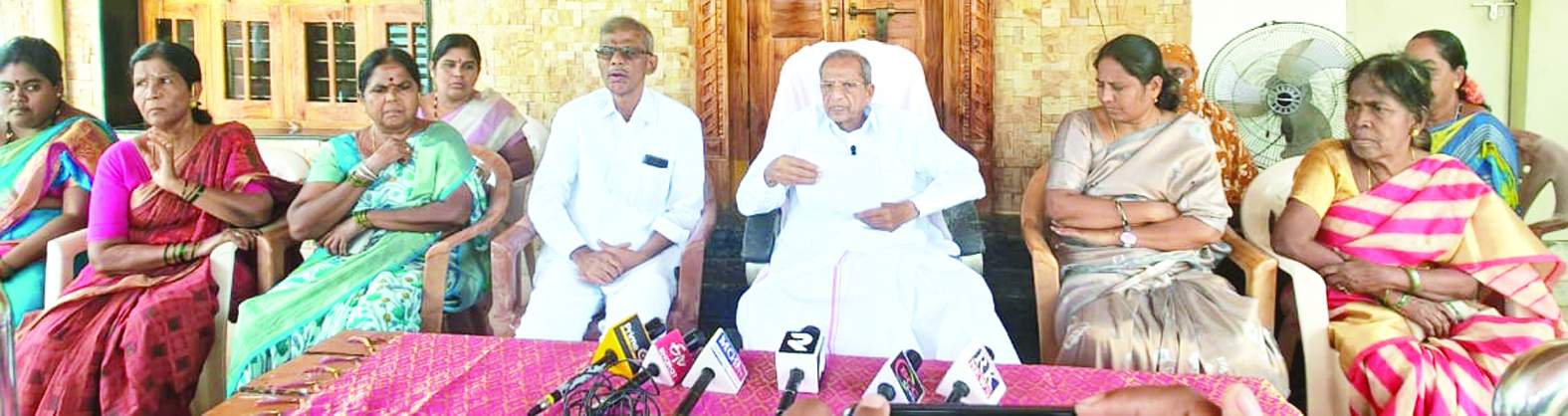 సమావేశంలో మాట్లాడుతున్న ఎమ్మెల్యే చెన్నకేశవరెడ్డి