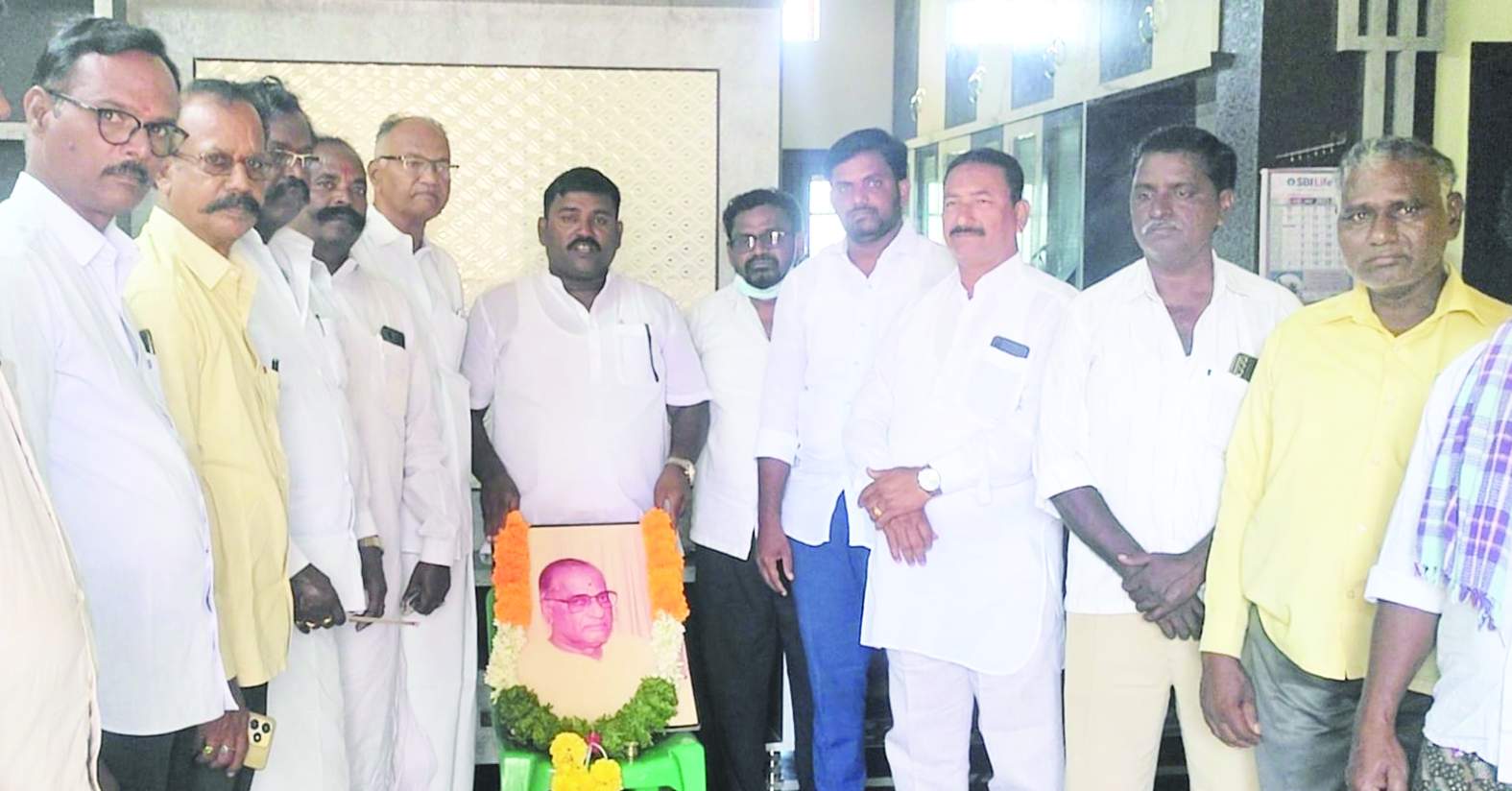 ఎమ్మిగనూరులో నివాళులర్పిస్తున్న టిడిపి నాయకులు