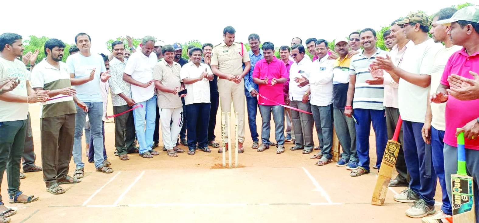 రిబ్బన్‌ కట్‌ చేస్తున్న రూరల్‌ సిఐ మోహన్‌ రెడ్డి