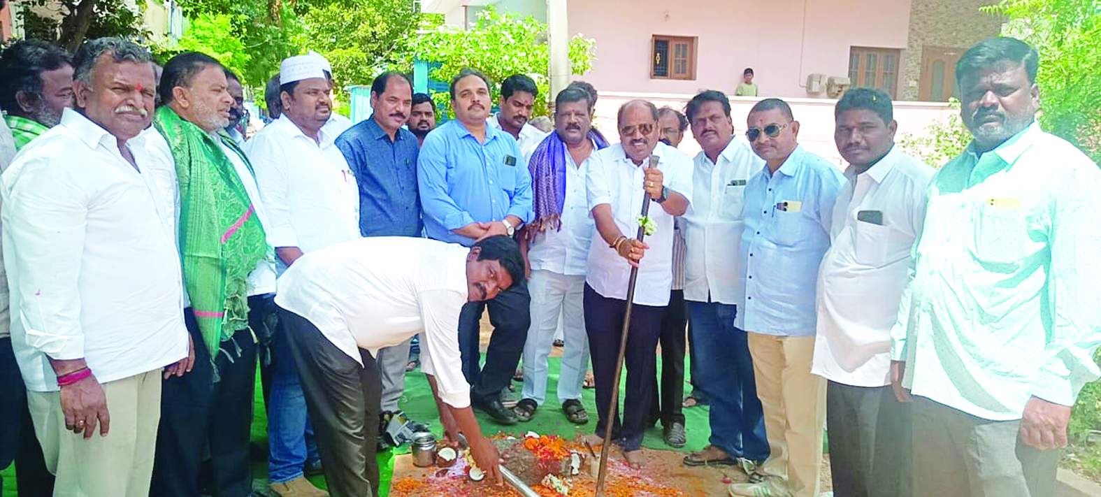 భూమి పూజ నిర్వహిస్తున్న జగన్మోహన్‌రెడ్డి