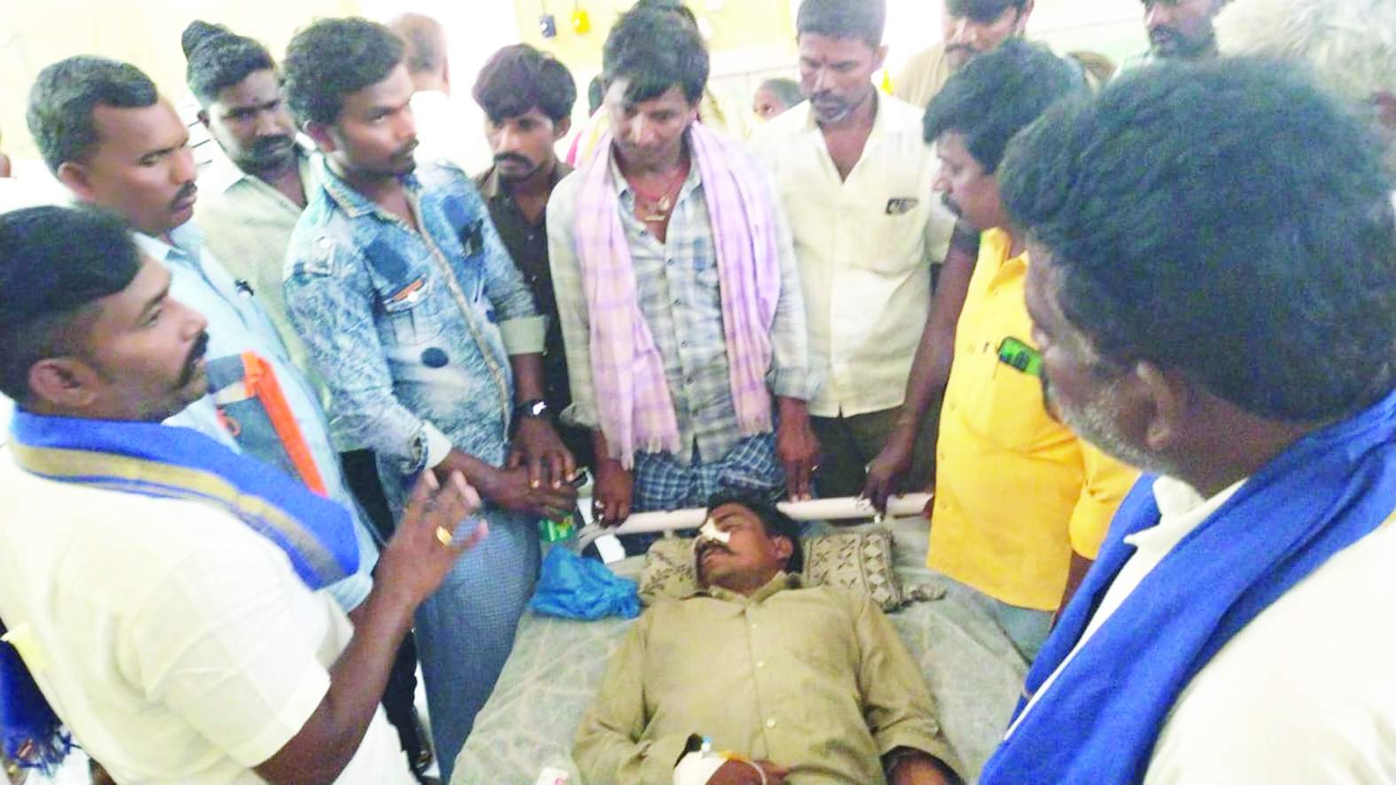 బాధితులను పరామర్శిస్తున్నరంగయ్య