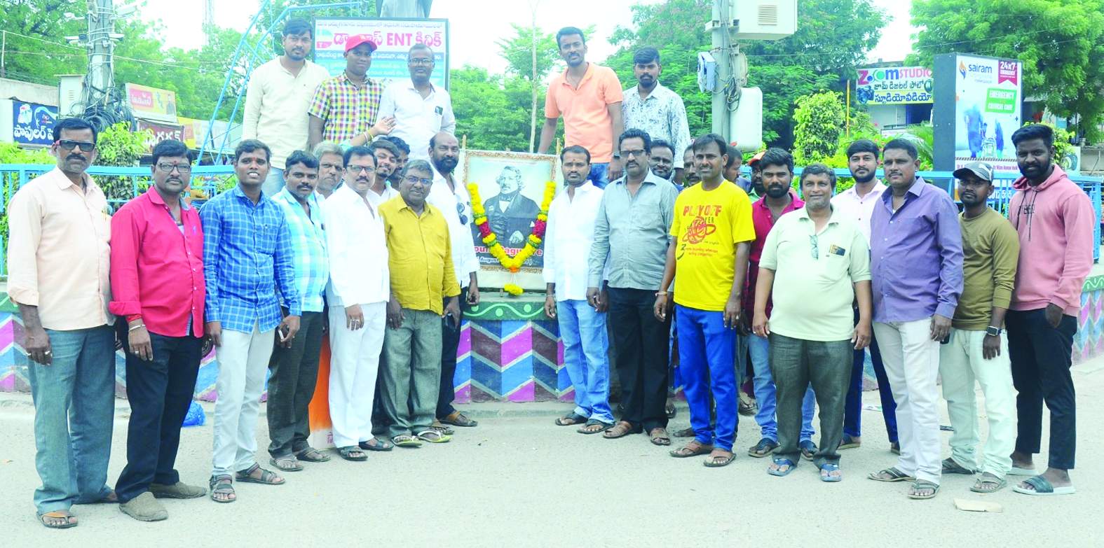 లూయిస్‌ డాగురేకు నివాళులర్పిస్తున్న సభ్యులు