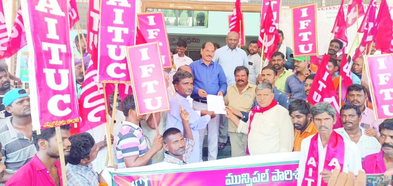 మున్సిపల్‌ కమిషనర్‌ గంగిరెడ్డికి వినతిపత్రం అందిస్తున్న నాయకులు