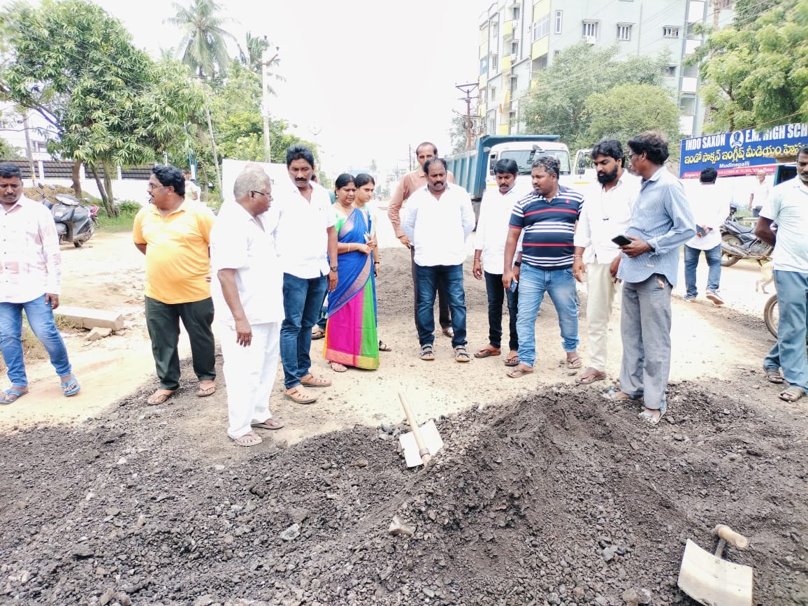 ఎంఎల్‌ఎ చొరవతో గుంతలు పూడ్చివేత