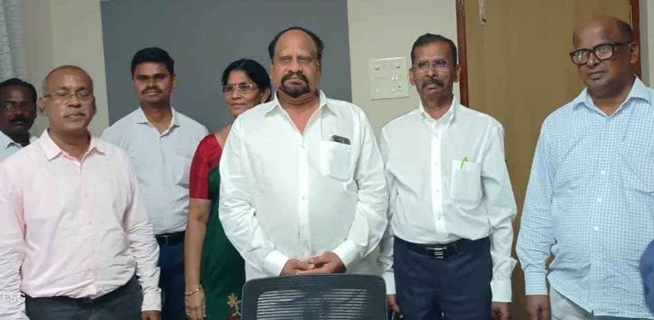 నిరుపేద పిల్లలను ఆదుకోవడం అభినందనీయం