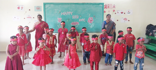 వంకాయలపాడులో ఎర్ర దుస్తుల్లో చిన్నారులు